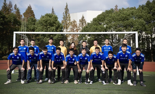 AC米兰在意大利杯负于拉齐奥，终结13场不败，放弃杯赛以专注意甲，凸显战略调整。